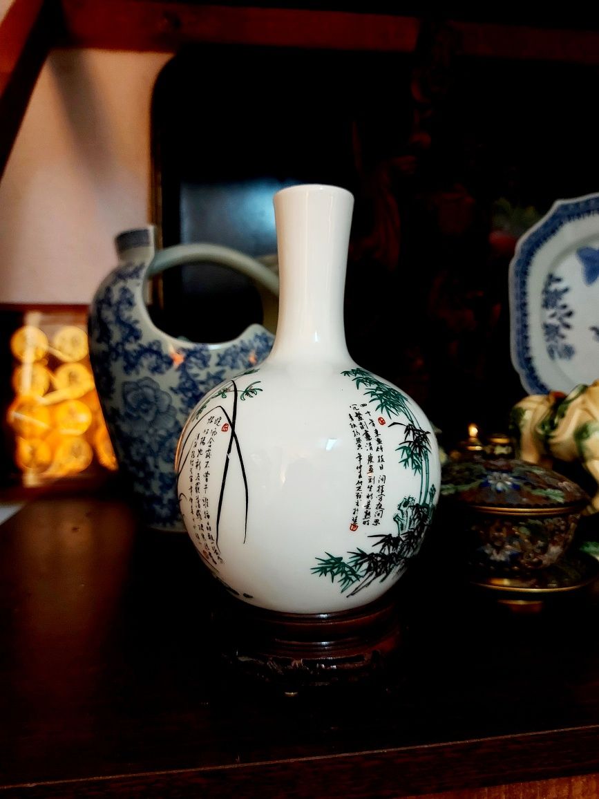 Jarra em porcelana chinesa com inscrições