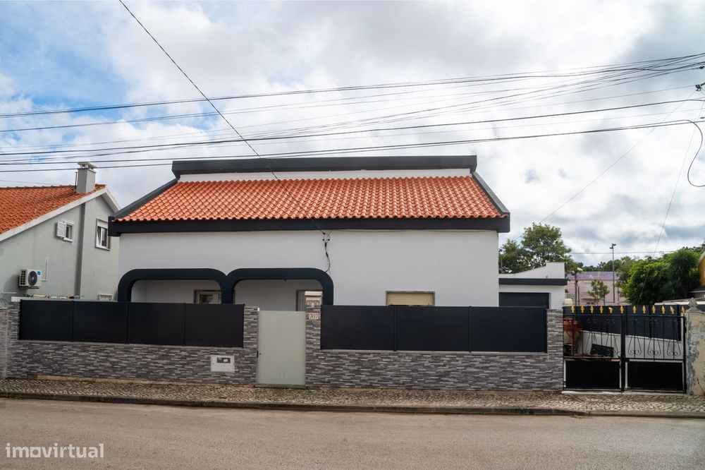 Moradia Remodelada T5 na Quinta do Conde – Pronta a Habitar!