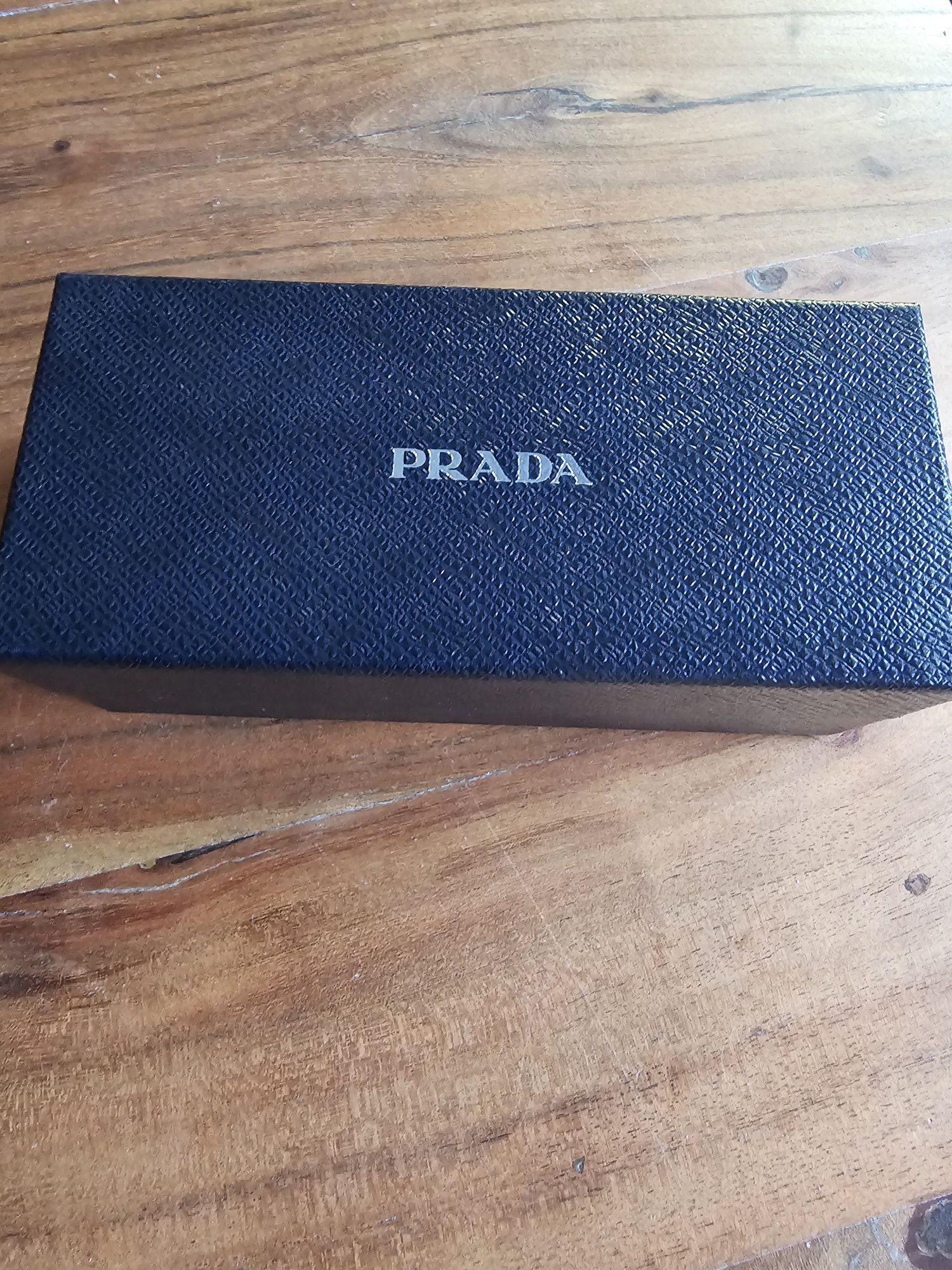 Prada pudełko po okularach