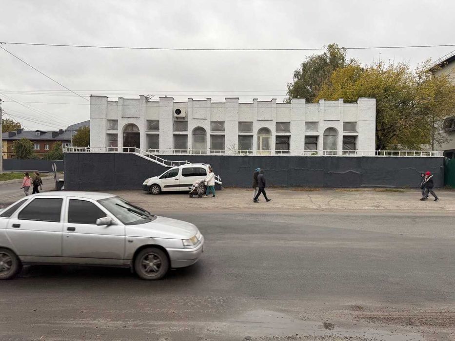 Продаж окремої комерційної будівлі в центрі. Фасад. 25 соток