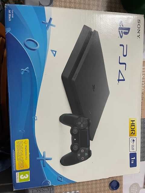 PS 4 em bom estado com 3 jogos
