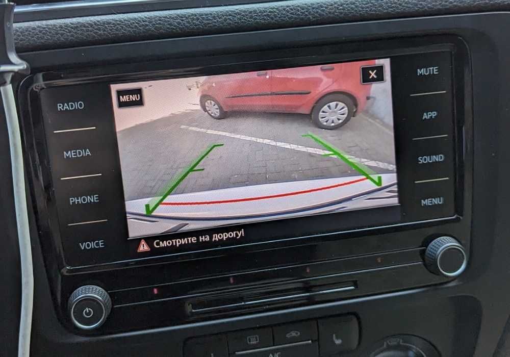 Камера заднего вида c омывателем VW Passat Jetta Tiguan RCD330 / MIB2