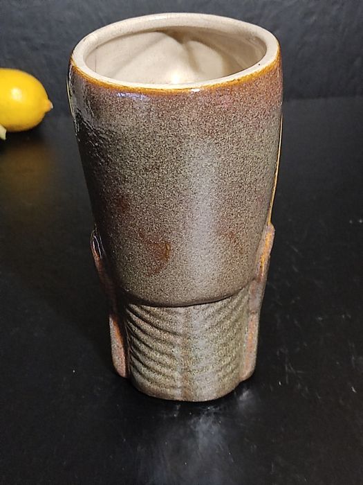 Ceramiczny Wazon, doniczka - głowa pełna kwiatow