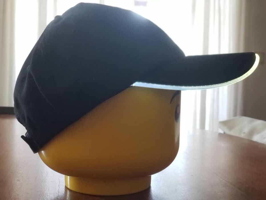 Boné com leds na pala