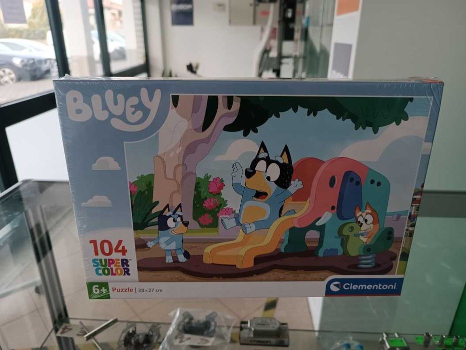Puzzle Clementoni Bluey Parque 38x27cm 104 peças(ARTIGO OUTLET)