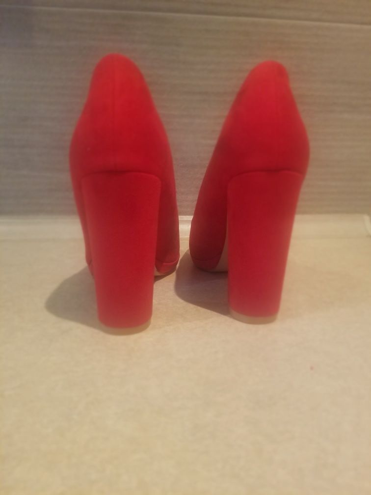 Buty na obcasie 37r.