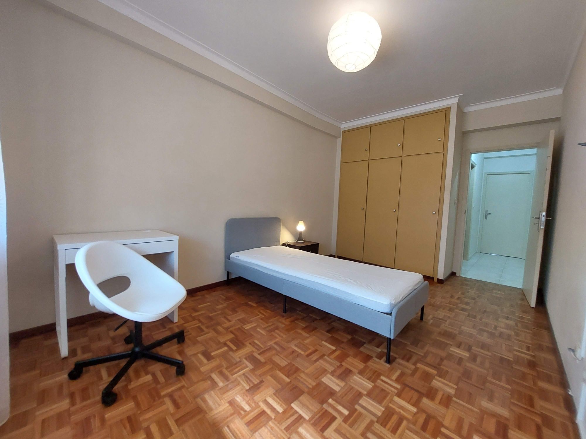 **Quarto com Ar Condicionado Amplo e Confortável**