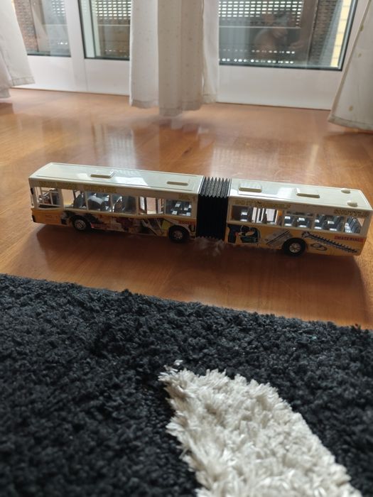 Vários brinquedos cada um por 3€.
Desconto se comprar vários.