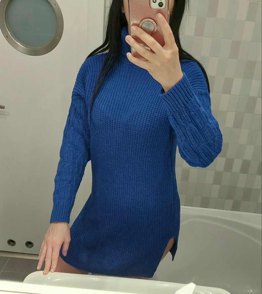 Niebieska sukienka sweterkowa długi sweter