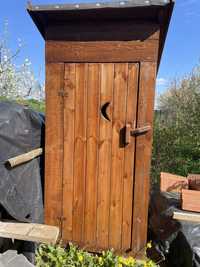 Wychodek, toaleta, wc drewniana heblowana pomalowana lakierobejcą