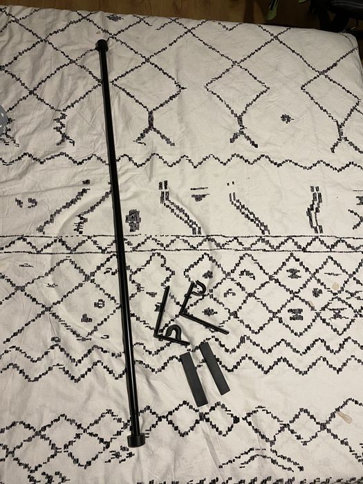 Varão de cortinado preto