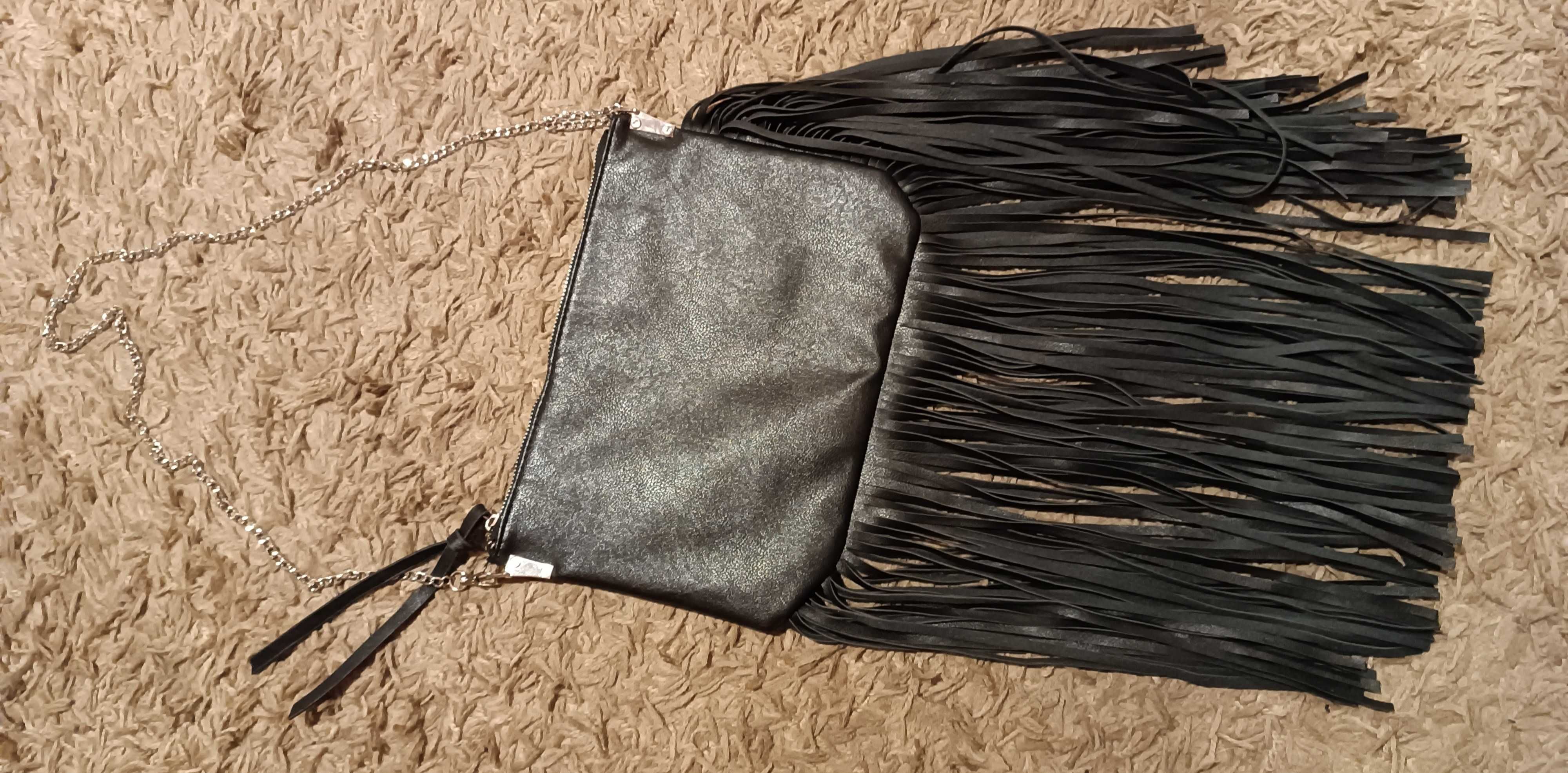 Czarna torebka ze skóry ekologicznej HAILYS z długimi frędzlami