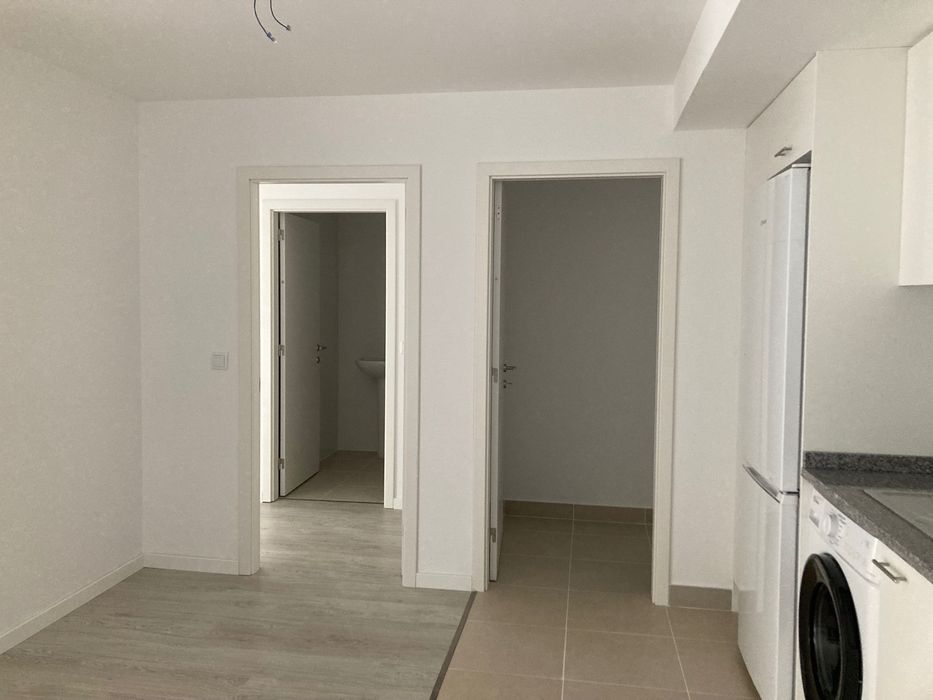 Alugo T2 novo Aradas, próximo Glicinias