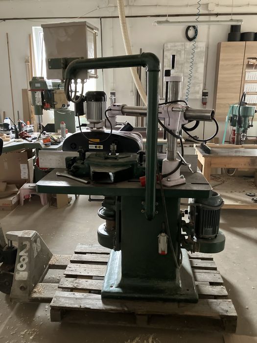 Frezarka dolnowrzecionowa z posuwem