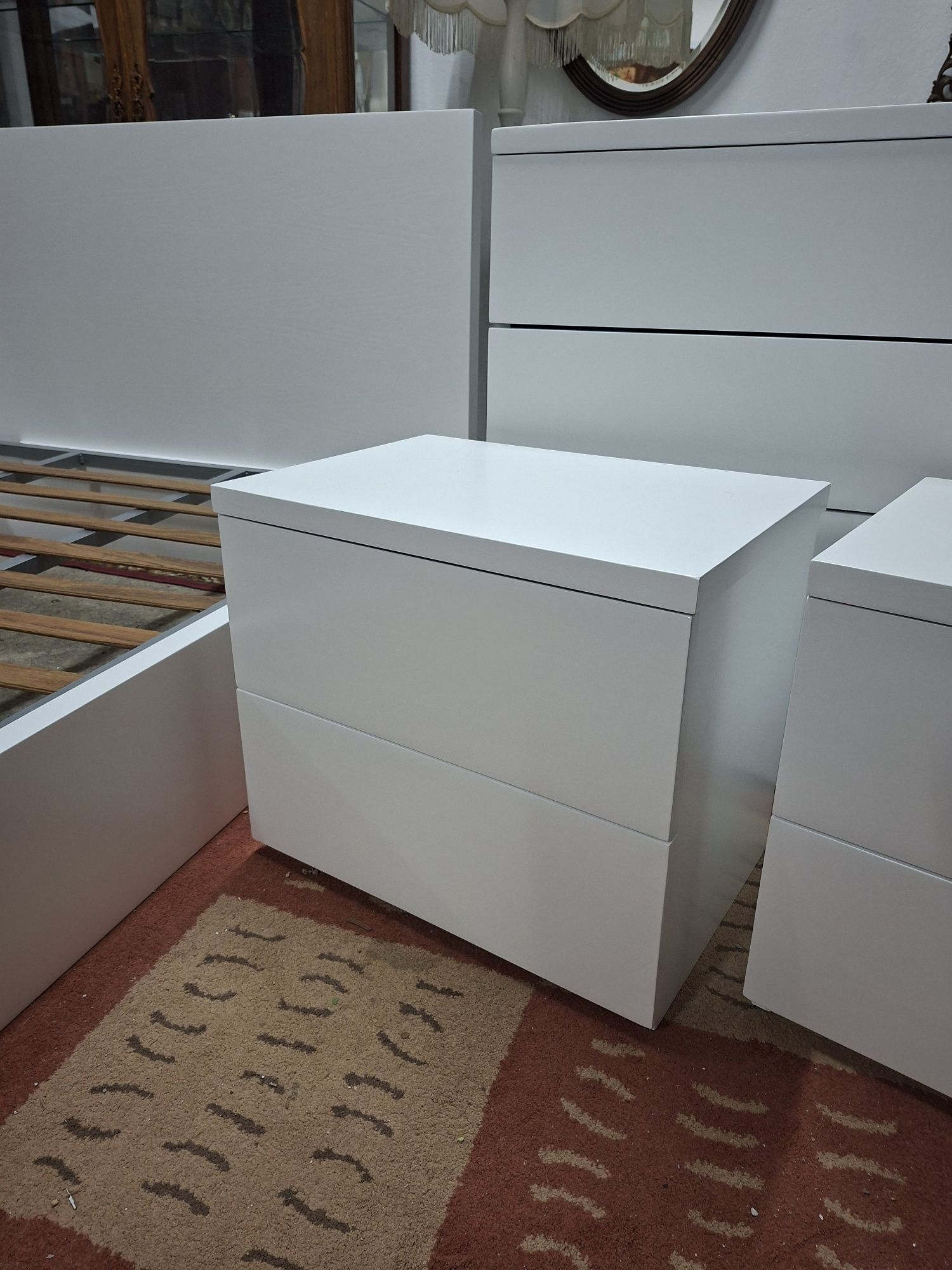 Quarto casal - cama+mesinhas+comoda+estrado