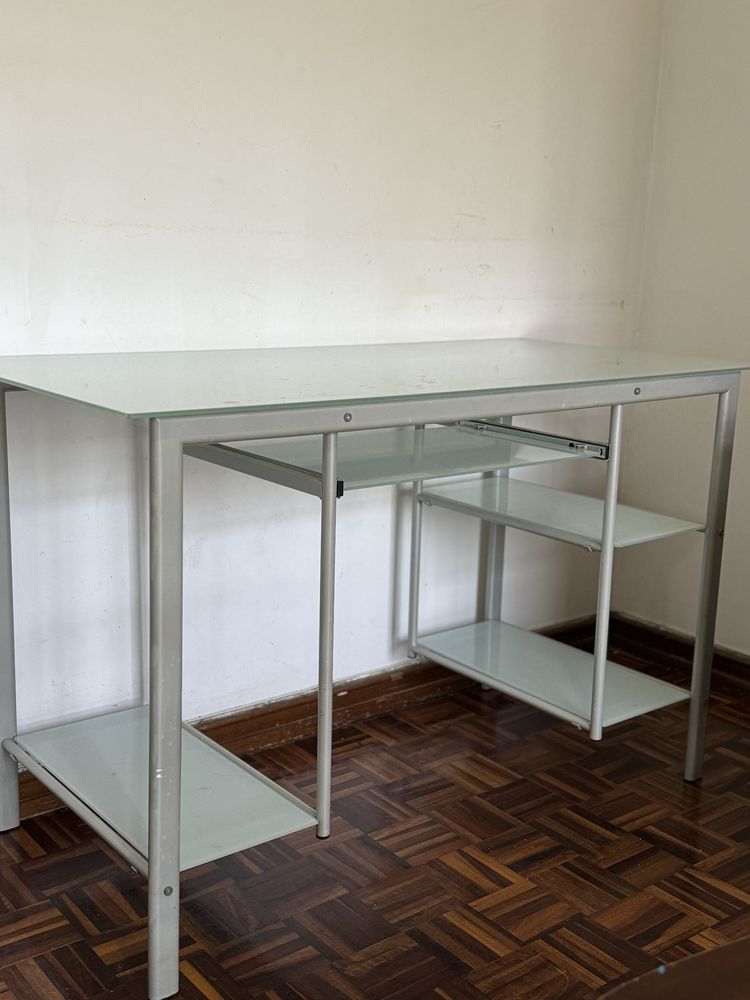 Secretaria de vidro fosco