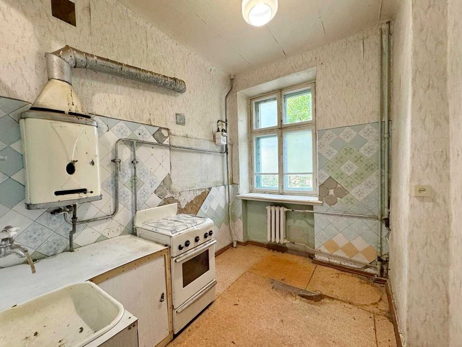Продаю 2к квартиру на Адміральській, закритий двір,  біля гімназії. ц1