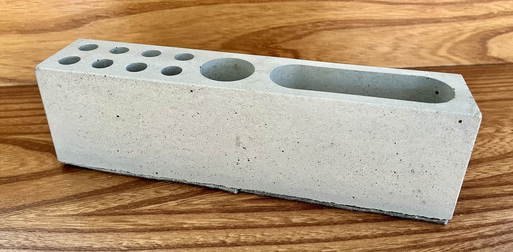 Loftowy, betonowy organizer na biurko