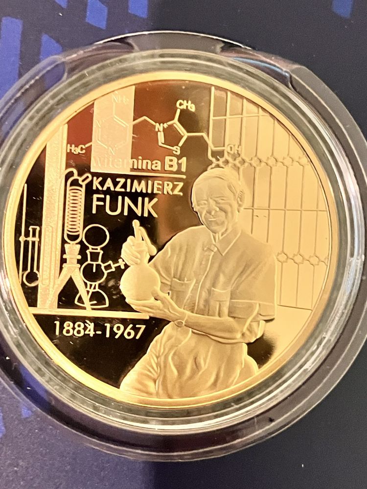 Złoty medal z Mikołajem Kopernikiem i pozłacani polscy naukowcy .