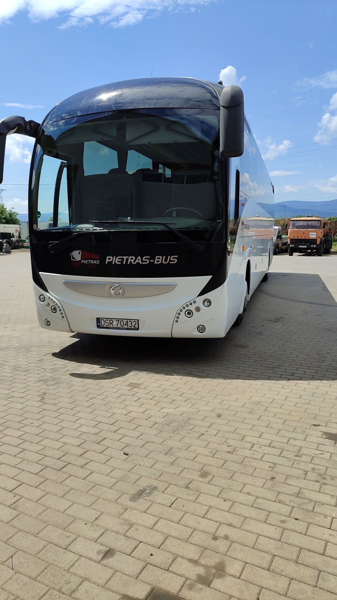 Przewóz osób wynajem autokarów turystycznych oraz busów.