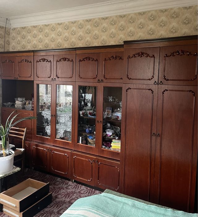 Стенка, шкаф в хорошем состоянии. Длина 3.5 метра.