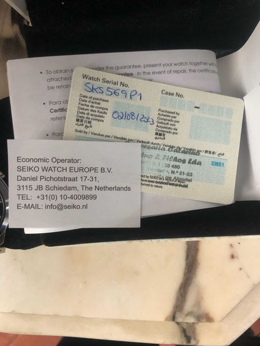 relogio pratiado com detalhes pretos e vermelho marca seiko