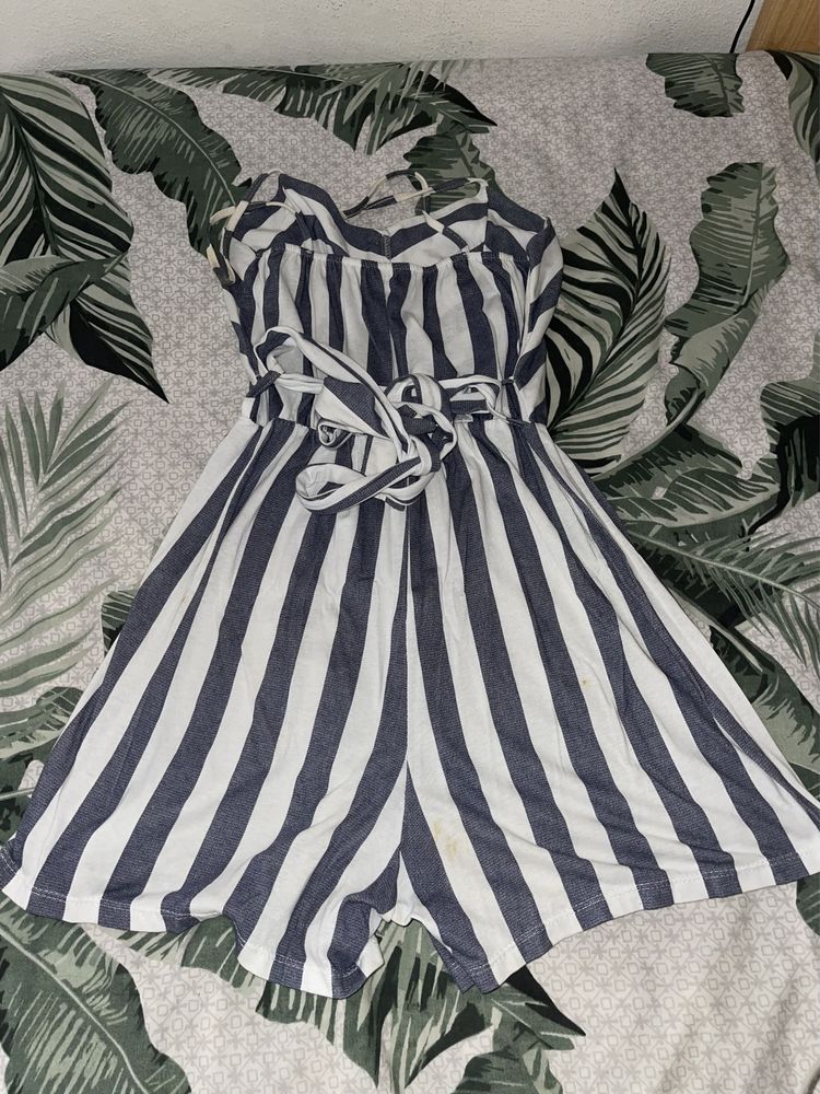 Macacão às riscas branco e azul