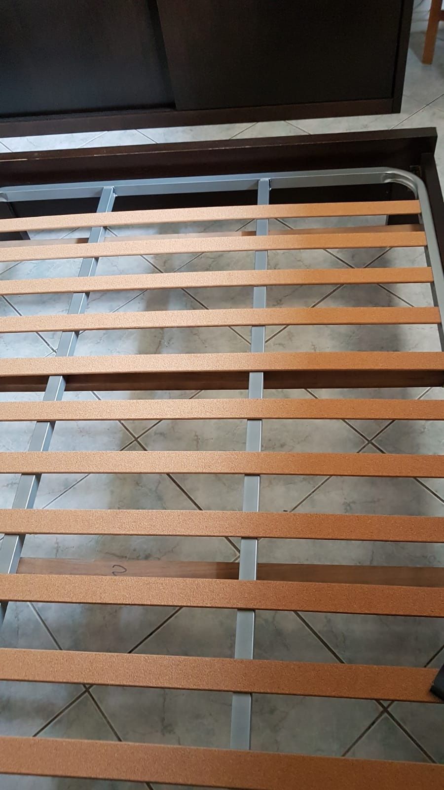 Cama de madeira de casal