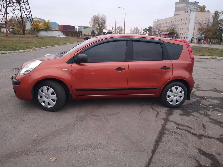 Автомобіль ніссан ноте