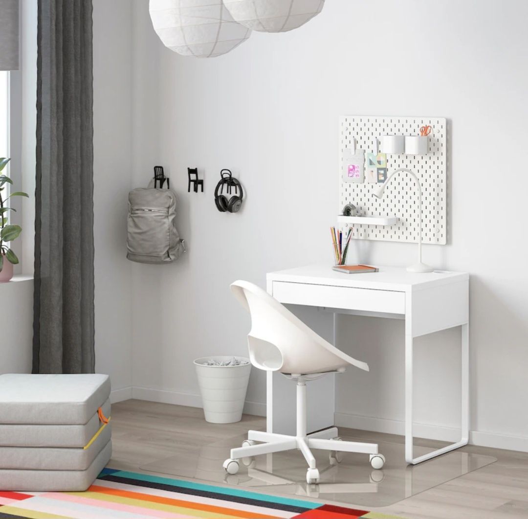 Białe biurko MICKE IKEA