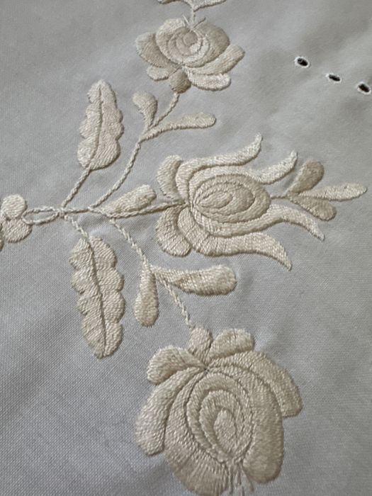 Obrus ręcznie wyszywany z koronkami szydełkowymi do kolekcji