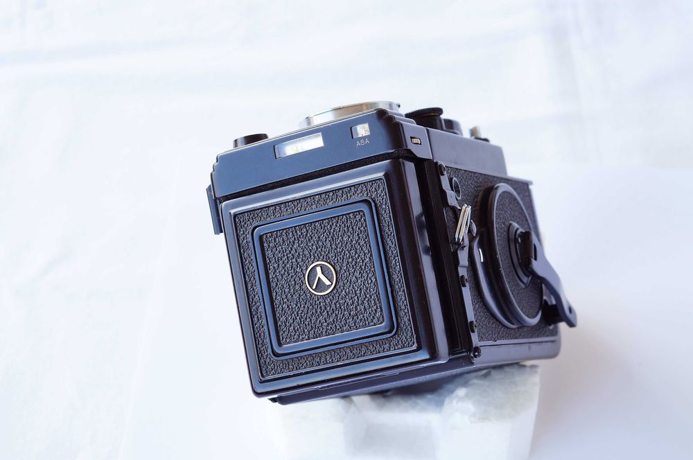 Aparat Yashica MAT-124 G w ładnym stanie z futerałem