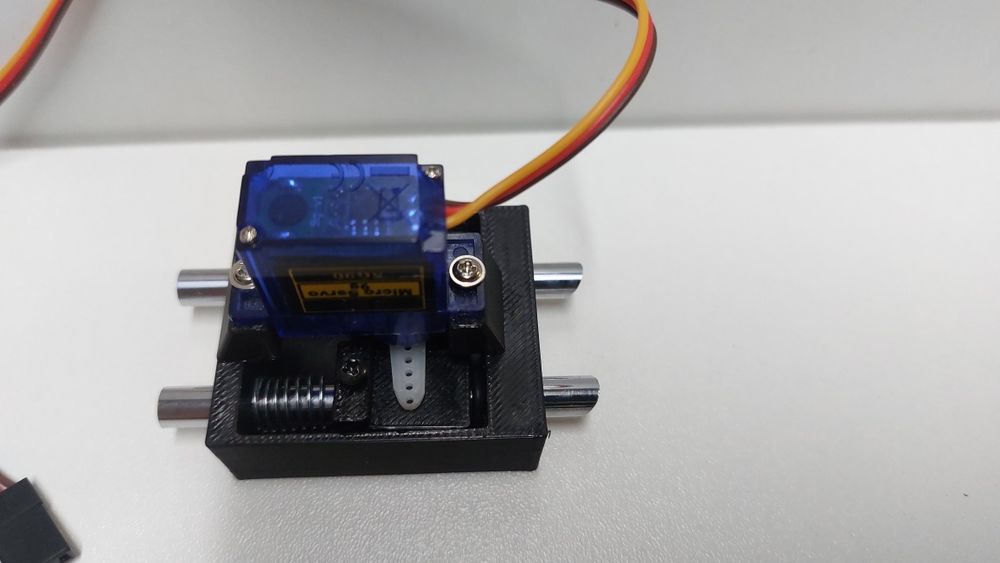 Mechanizm klap spustowych do łódki zanętowej