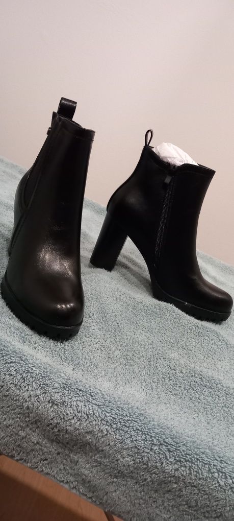 Buty na obcasie Renée