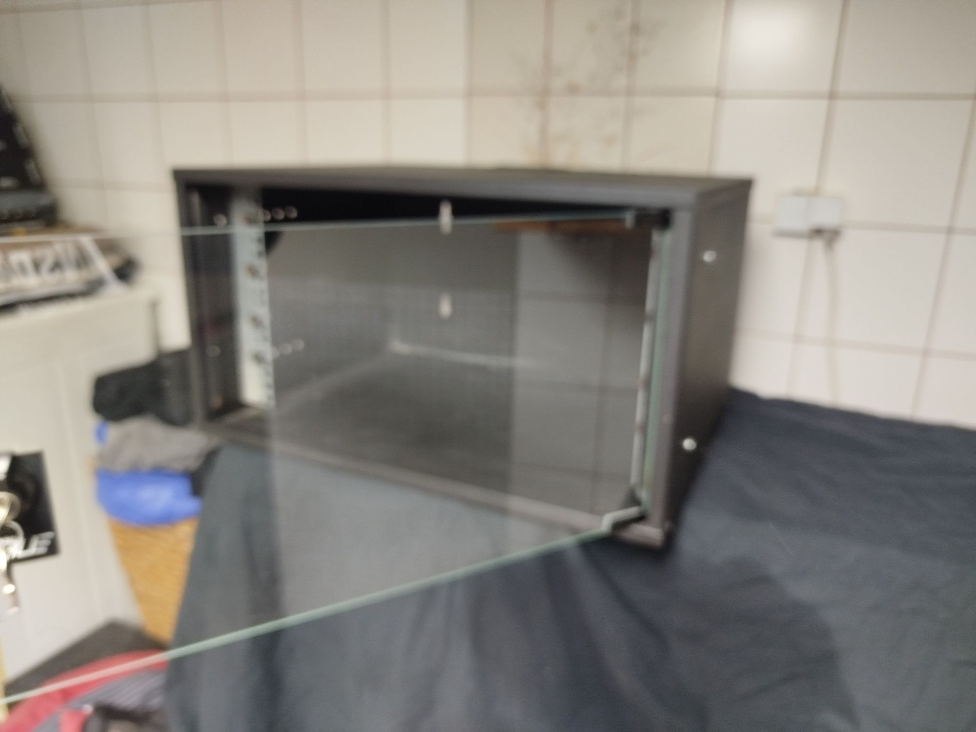 Szafka serwerowa wisząca firmy ENOC SYSTEM