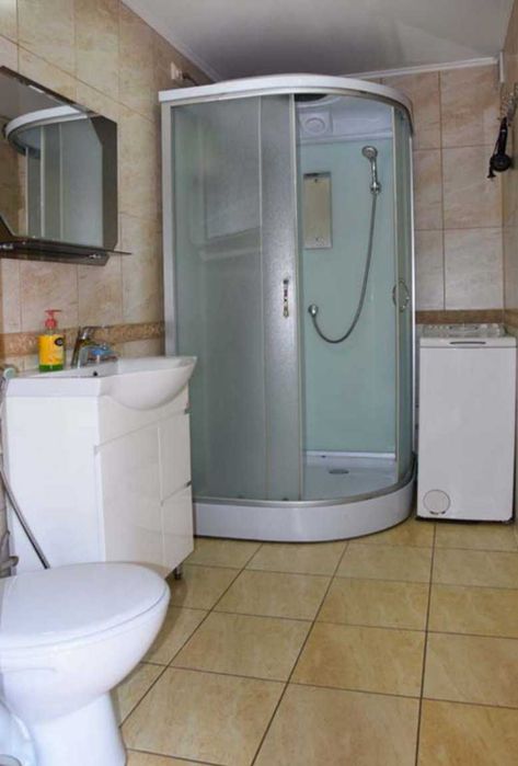 Житло в Карпатах. Басейн, чан. Славське