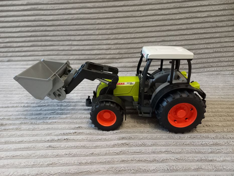 Трактор з ковшем від Bruder