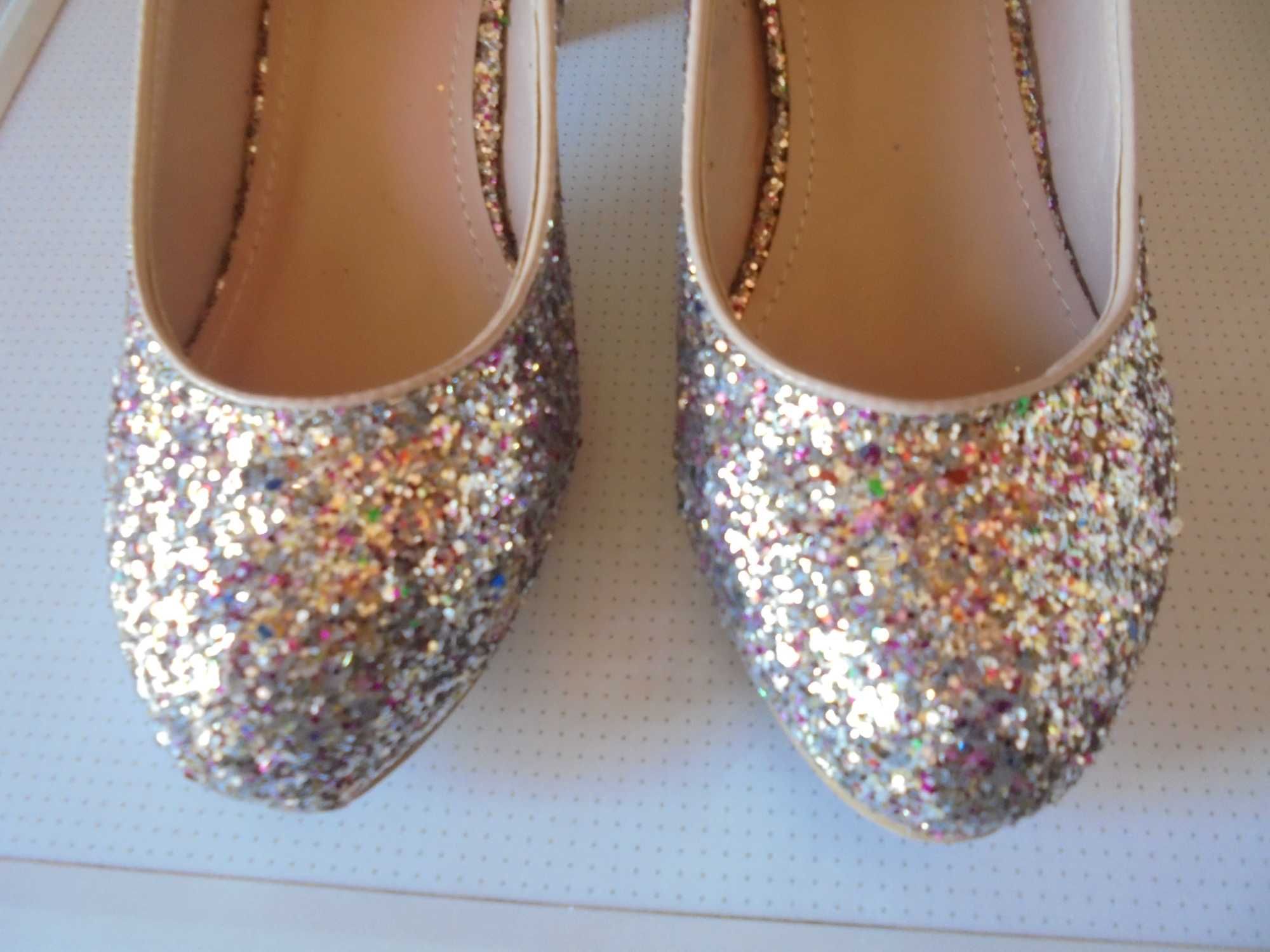 sapatos de senhora muito brilhante
