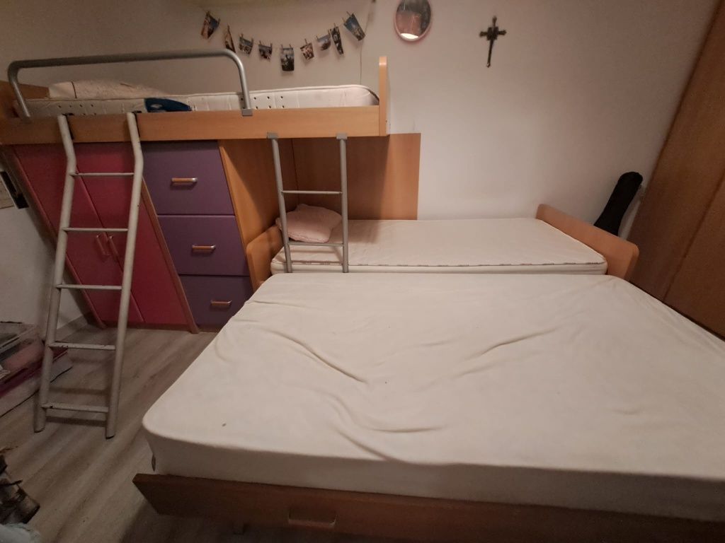 Conjunto três camas c/ colchão + móvel arrumação: 550€ 

Camas individ