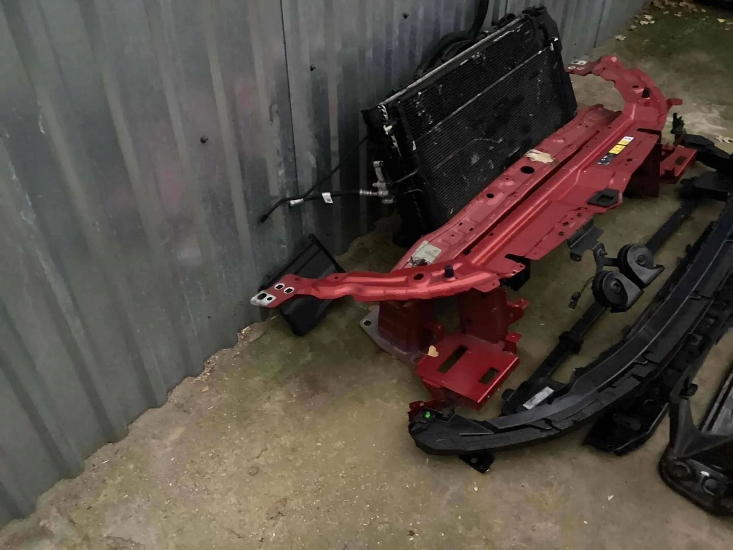 PAS PRZEDNI CHŁODNICE WZMOCNIENIE LAND ROVER DISCOVERY SPORT L550 LR084656