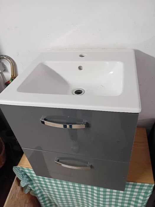 Wisząca łazienkowa szafka