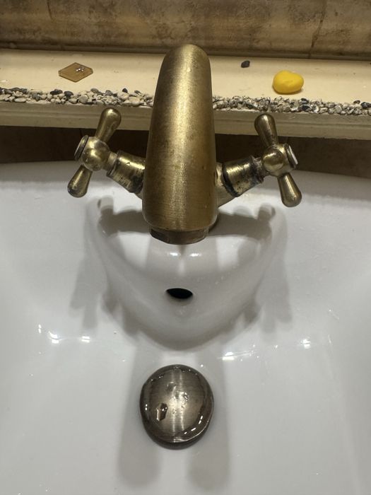 Поодажться кртуий столик з умивальником, краном та дзеркалом!Терміново