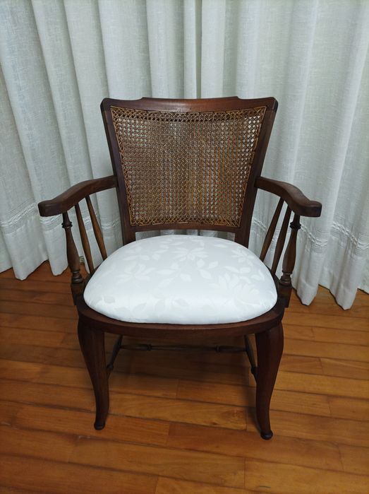 Conjunto antigo restaurado. Cadeirão e mesa de apoio
