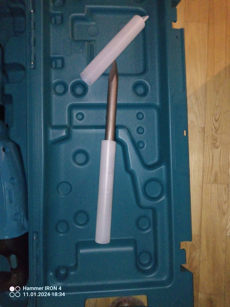 Młot wyburzeniowy Makita HM1307C NOWY