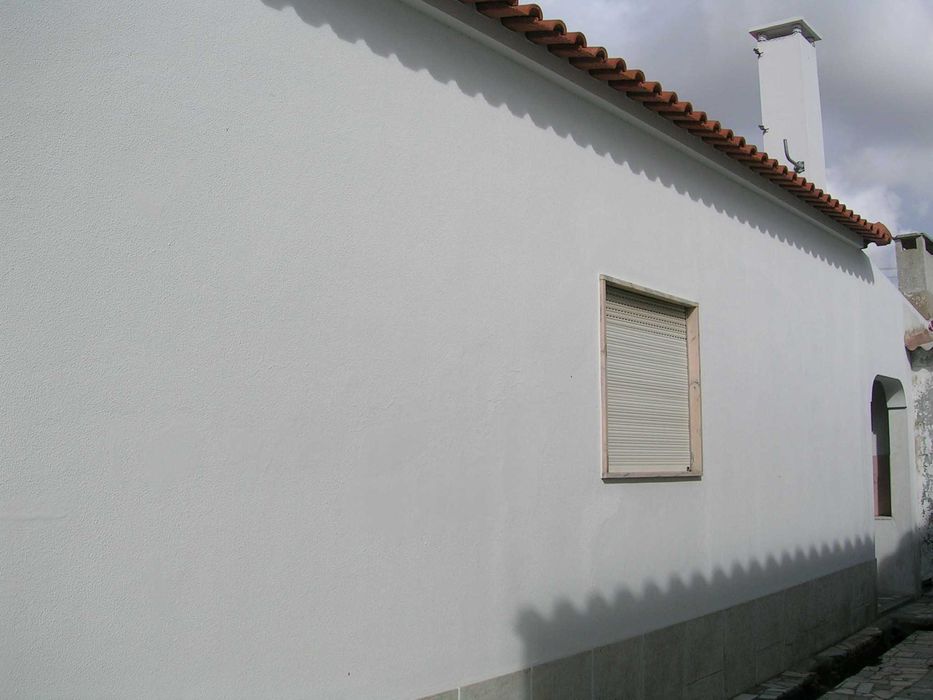 Moradia T3 + terreno com várias habitações no seu interior