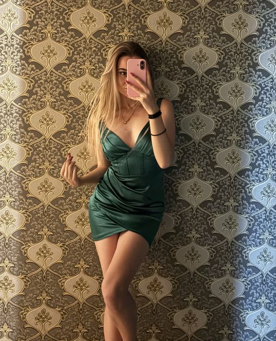 Атласное зелёное платье