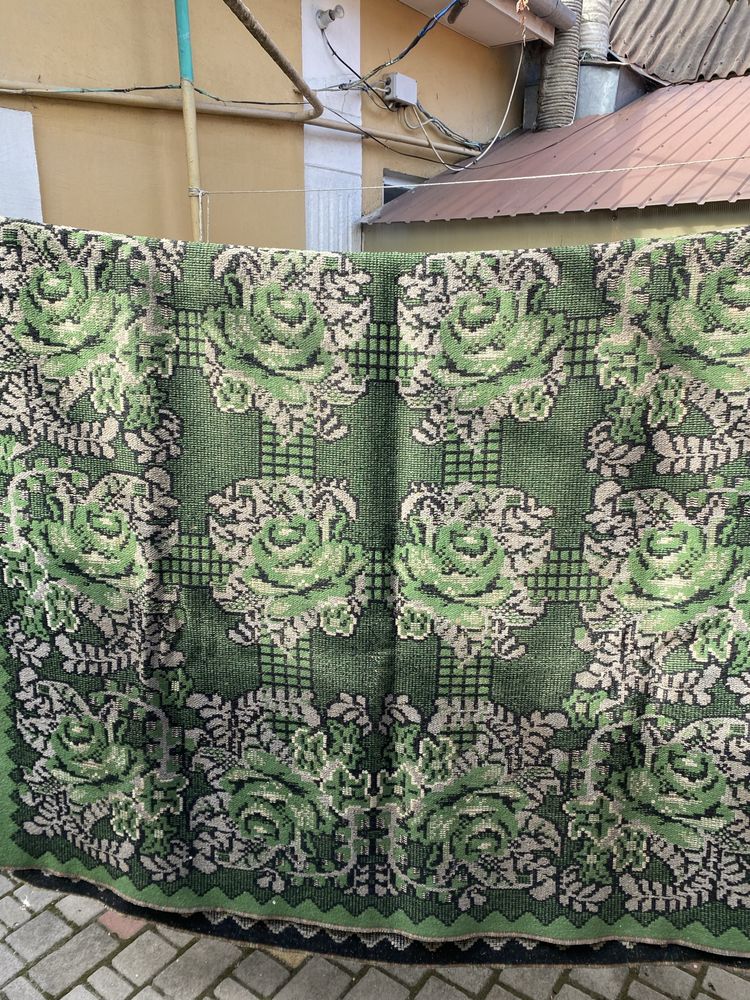 Продам килим у гарному стані