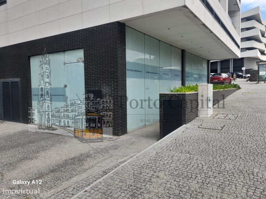 Excelente loja com 245m2 para arendamento em Matosinhos junto ao Ho...