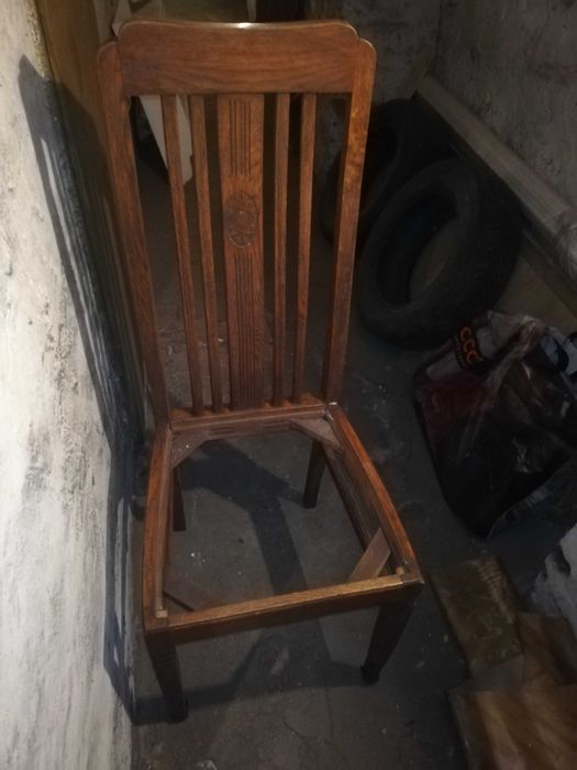 Krzesła brązowe stare