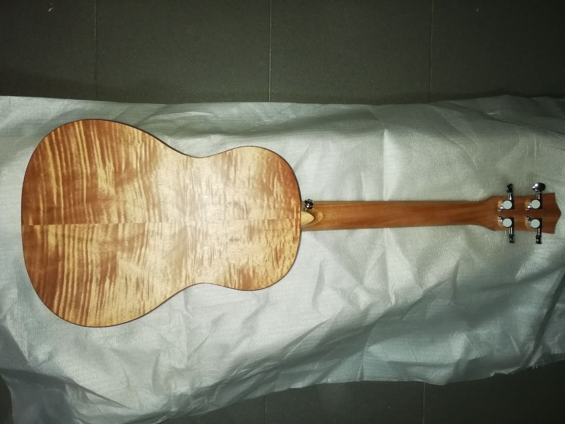 Ukulele baritono de madeira de koa